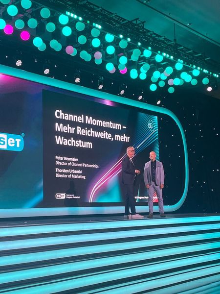 In die DACH Regional Partner Conference leiteten Peter Neumeier, Director of Channel Partnerships, und Thorsten Urbanski, Director of Marketing, ein.  (Bild: Vogel IT-Medien)