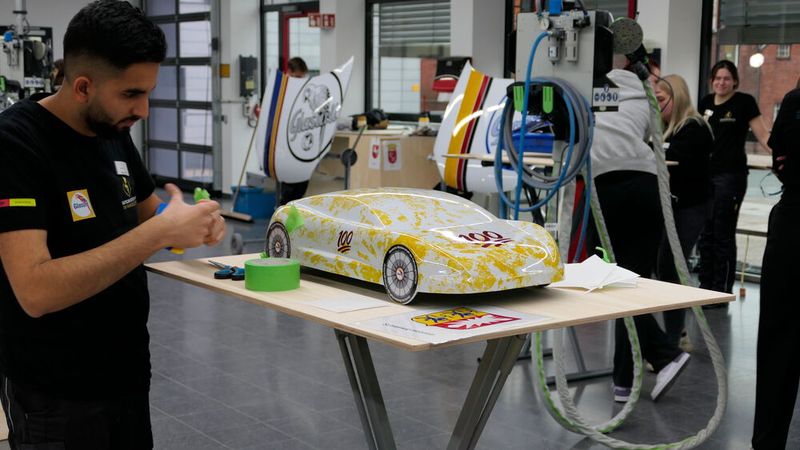 Konzentriert bei der Arbeit ... (Bild: Wenz - VCG)