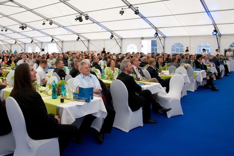 Rund 450 Kunden und Mitarbeiter waren zu Schuler Automation nach Heßdorf gekommen, um das 50. Jubiläum zu feiern. (Bild: Schuler)