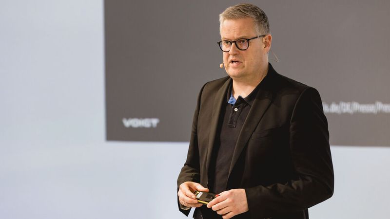 Henning Hamann von der Rechtsanwaltskanzlei Voigt bildete mit seinem gekonnt pointierten Vortrag zu den neuesten Fallstricken der Versicherer den Schlusspunkt der zweitägigen Veranstaltung. (Bild: Stefan Bausewein)