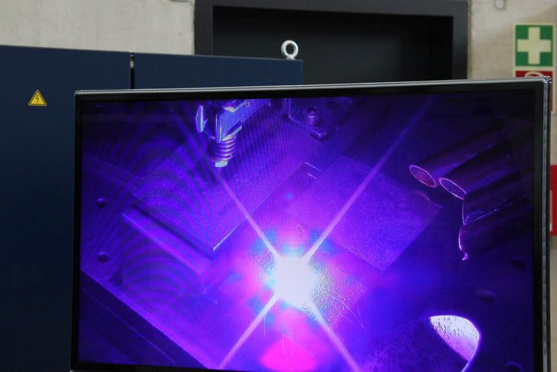 Aufrauen der Fügestelle für den belastbaren Kunststoff-Alu-Verbund mit der Trumicro 7050. (Bild: Königsreuther)