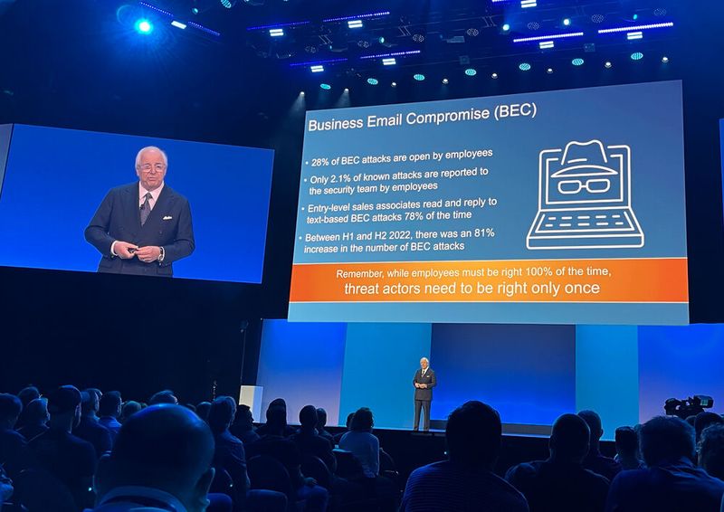 Abbildung 12: Der Auftritt von Frank William Abagnale Jr., Jahrgang 1948, in der brechend vollen „Arena“ des Hotel Mandala Bay überraschte aber doch. Der ehemalige, gegen Ende der 1960er bis Anfang der 1970er Jahre aktive US-amerikanische Hochstapler und Scheckbetrüger, lieferte mit seiner Lebensgeschichte die Vorlage zum Spielfilm von Steven Spielberg „Catch me, if you can“. Noch vor seinem 21. Lebensjahr hatte er als Hochstapler in allen 50 Bundesstaaten der USA sowie in 26 weiteren Ländern einen Schaden von insgesamt rund 2,5 Millionen Uollar verursacht. (Bild: Ostler/ Vogel It-Medien GmbH)