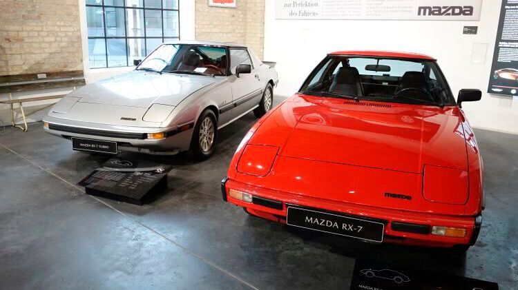 1978 erschien der RX-7, der in weiteren Generationen bis 2002 gebaut wurde. Zu den besonderen Eigenschaften gehören sein Wankelmotor und seine Klappscheinwerfer. In den knapp 25 Jahren Bauzeit entstanden 811.000 Fahrzeuge. Allein von der ersten Generation baute Mazda 471.018 Einheiten. Damit ging der RX-7 als erfolgreichstes Fahrzeug mit Kreiskolbenmotor in die Geschichtsbücher ein. Der Zweirotoren-Wankelmotor produzierte eine Leistung von 77 kW/105 PS bei 6.000 Umdrehungen pro Minute und ein maximales Drehmoment von 147 Nm bei 4.000 Umdrehungen pro Minute.  (Bild: Dominsky/»kfz-betrieb«)