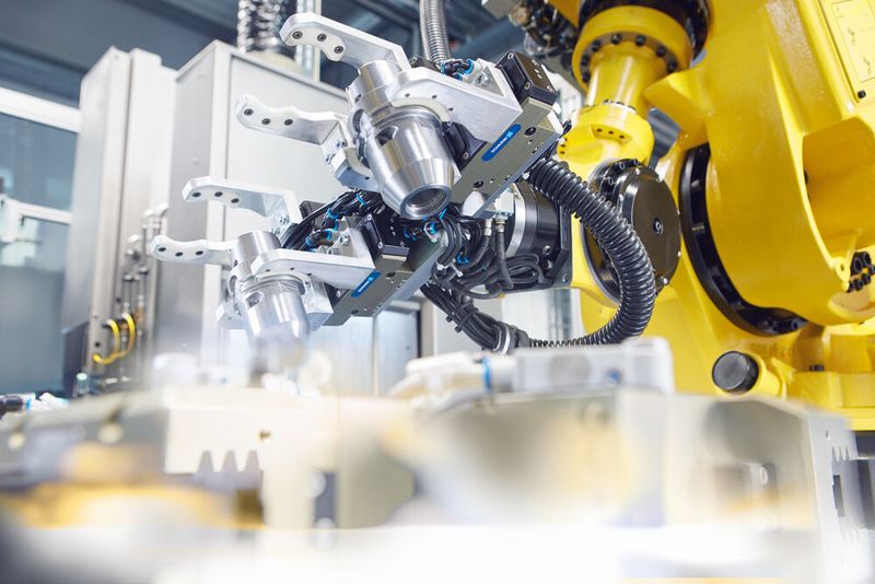 Der Kostendruck verlangt nach flexibler, effizienter und fehlerfreier Produktion. Auf der Suche nach dafür passenden Strategien, entdecken viele KMU gerade erst die Vorteile der Robotik. Hier im Einsatz: Abgedichtete Universalgreifer der Schunk Flaggschiff-Baureihe PGN-plus-P.  (Bild: Schunk)