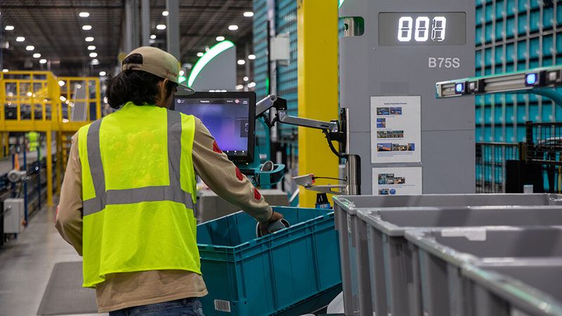 Effizient: Skypod-Roboter bringen die Ware zur Kommissionierstation. Effizient: Skypod-Roboter bringen die Ware zur Kommissionierstation.