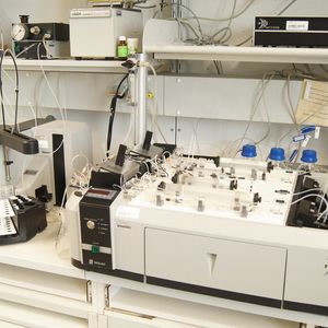 Abb.1: CFA-System für die Ammonium- und Phosphor-Analytik im Hessischen Landeslabor.