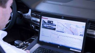 Mithilfe der CAR ASYST APP können unterwegs Fahrzeugdaten analysiert werden. Die Aufzeichnungen dienen der Werkstatt im Schadensfall als professionelles Diagnosewerkzeug. (Audi)