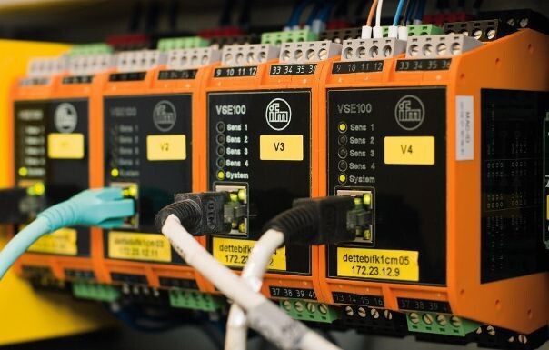 Die Auswerteeinheiten werten die Sensorsignale aus und leiten den Status per Ethernet an die Steuerung. (Bild: IFM Consulting)