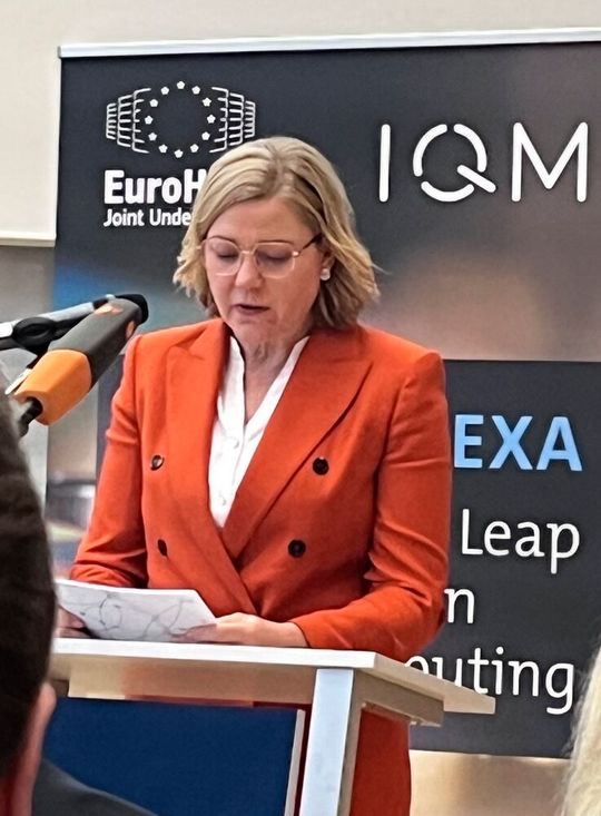 Henna Virkkunen: „Indem wir diese Systeme in Europa verankern, stärken wir unsere industrielle Basis und stellen sicher, dass strategische Technologien in Europa für Europa entwickelt und eingesetzt werden. Mit dem neuen System – und seiner für Anfang 2027 geplanten umfangreichen Aufrüstung – ermöglichen wir bereits heute komplexe Quantenberechnungen. Das ist kein fernes Versprechen, sondern operative Realität.“(Bild:  Vogel IT-Medien GmbH)