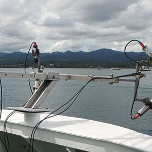 Radiometer am Bug des Forschungsschiffs „Sonne“ während der Forschungsfahrt SO267/2. (Bild:  Daniela Voß, Shungu Garaba, ICBM)
