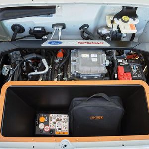 Der Eluminator-Elektromotor aus dem Mustang Mach-E leistet in der Performance Edition umgerechnet 281 PS und bietet ein Drehmoment von 430 Nm. In dem Showtruck sind zwei dieser Maschinen verbaut.(Bild:  Ford)