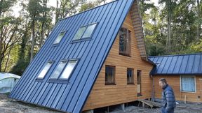 Quirijn Wijtten sieht sich das fertige Avrame-Haus von außen an. Es 
ließ sich flexibel mit einem bestehenden Gebäude verbinden.  (Bild: Avrame)