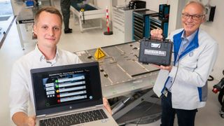 Robin Krause (Geschäftsfeldsteuerung Batterieentwicklung für den Bereich Recycling und 2nd Life, links) und Joachim Wöhle (Technologieentwicklung im Bereich Planung Salzgitter) testen in Salzgitter erste Alt-Batterien mit BattMAN ReLife.  (Audi Brussels)