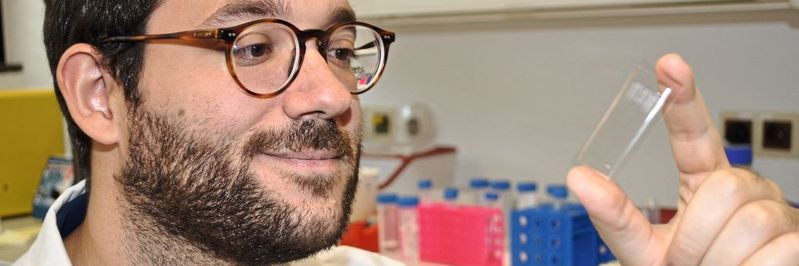 Um das neuronale Netzwerk zu trainieren, presste Alexander Kihm Blut durch hauchfeine Mikroröhrchen in einem Objektträger und klassifizierte die Blutkörperchen unter dem Mikroskop. Um das neuronale Netzwerk zu trainieren, presste Alexander Kihm Blut durch hauchfeine Mikroröhrchen in einem Objektträger und klassifizierte die Blutkörperchen unter dem Mikroskop.