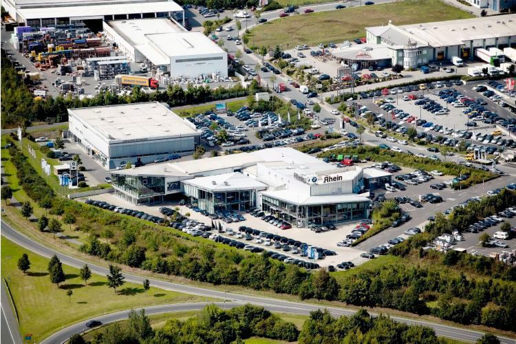 Vor 20 Jahren eröffnete die Rhein-Gruppe ihr erstes Autohaus in Würzburg. Es folgte eine eindrucksvolle Expansion. Was angrenzende Vertriebsgebiete angeht, haben die Unternehmenslenker immer ein offenes Ohr, auch wenn in den vergangenen zwei Jahren zu den aktuell 16 Standorten keine weiteren hinzugekommen sind. (Rhein)