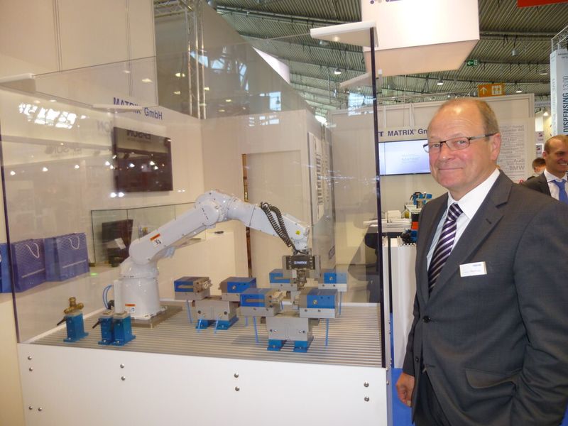 Hubert Meintrup, Geschäftsführer von Matrix, erklärt am Messestand: „Mit dem Matrix-System machen wir Schluss mit Greiferwechseln, Greiferbahnhöfen und Stillstandzeiten.“ (Bild: Finus)