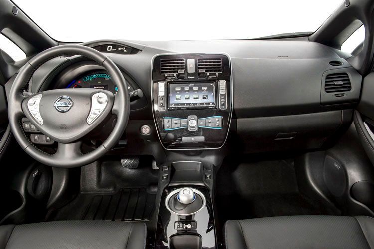 Aufgeräumt und übersichtlich: Das Cockpit des Nissan Leaf erfüllt alle Anforderungen eines modernen Autos. (Foto: Nissan)