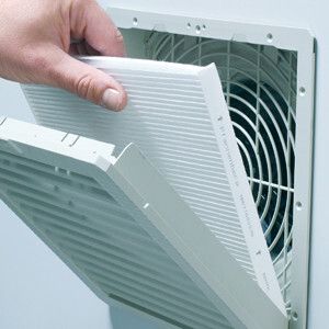 Einfache Montage und Wartung in Sekunden durch den integrierten Klappmechanismus. (Bild: Pfannenberg)