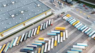 Zentrale Schaltstelle zur Steuerung und Optimierung ist bei Leoquantum das Yard Management System (YMS) inklusive Zeitfenstermanagement. (Bild: Vladyslav Horoshevych/Shutterstock)