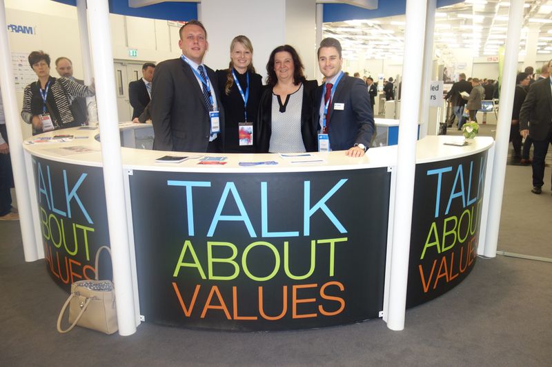 (v. l.) Rouven Scharrenberg, Cornelia Nikele und Maximilian Wieser, Ingram Micro mit Lilli Kos, IT-BUSINESS (Bild: IT-BUSINESS)