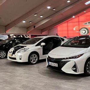 Die vierte Generation des Toyota Prius startete 2015. Zu sehen ist die, wie auch die Vorgängervarianten im Toyota-Museum in Köln, der „Toyota-Collection“. Sie ist eine der größten Toyota-Sammlungen außerhalb Japans. Sie hat an jedem ersten Samstag im Monat von 10:00 bis 14:00 Uhr geöffnet, der Eintritt ist frei. (Bild:  autodrom)