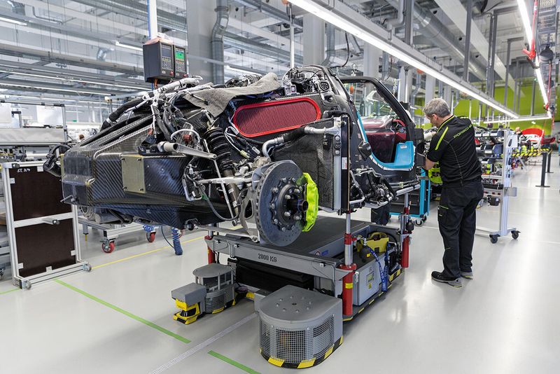 Blick in die 918-Spyder-Manufaktur: In liebevoller Handarbeit wird hier der Highend-Sportwagen von Porsche-Mitarbeitern gebaut. (Bild: Joerg Eberl / Porsche)