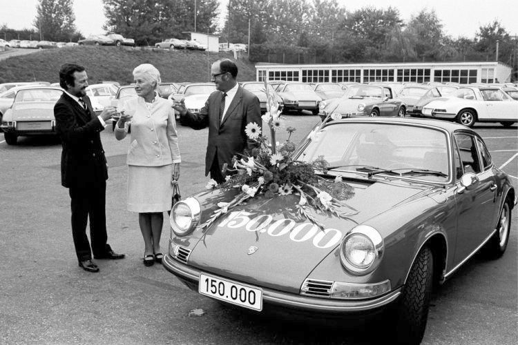 Jubiläums-Übergabe: Ferdinand Alexander Porsche (links) übergibt 1970 den 150.000sten Porsche an das amerikanische Ehepaar Nurse. (Foto: Porsche)