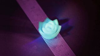 Um zu zeigen, dass sich feine Aerogel-Strukturen im 3D-Druck fertigen lassen, druckten Forscher eine Lotusblüte aus Aerogel. (Bild: Empa)