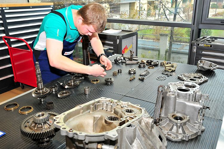 ...Michael Ulrich mit dem Getriebepuzzle... (Foto: Schmidt)