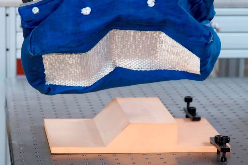 Vielfältige Einsatzmöglichkeiten: Auch verformbare Textilzuschnitte können durch Form-Hand bewegt und geformt werden. (IWF/TU Braunschweig)