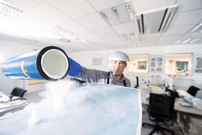Mikro-FTIR-Analyse: Befüllen des Mikro-FTIR-Analysegerätes mit flüssigem Stickstoff zur Vorbereitung auf eine Bauteiluntersuchung. (Bild: Pöppelmann)