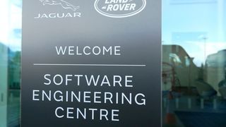E-Architektur, Software und automatisiertes Fahren: Im irischen Shannon arbeitet Jaguar Land Rover in einem neuen Entwicklungszentrum an künftigen Software-Funktionen in seinen Fahrzeugen. (Svenja Gelowicz/Automobil Industrie)