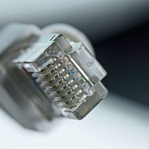 RJ45-Steckverbinder: Die RJ-Steckerverbindungen wurden 1973 von den Bell Laboratories in den USA als Telefonsteckverbinder eingeführt. Das „RJ“ steht für Registered Jack (genormte Buchse).(Bild:  frei lizenziert /  Pixabay)