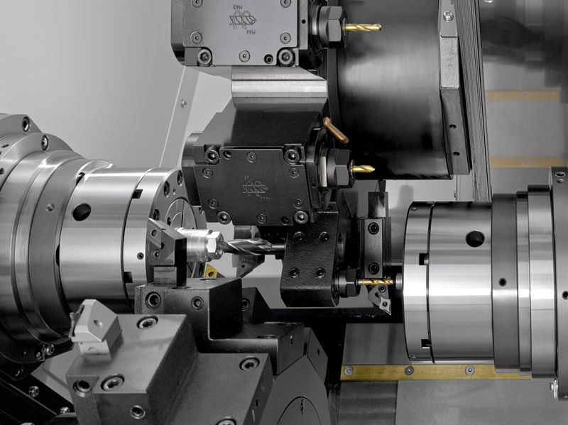 Eine zusätzliche X-Achse an der Abgreifspindel ist ein großer Vorteil für die Simultanbearbeitung. Dank der Überlagerungssteuerung können bis zu drei Werkzeuge gleichzeitig im Eingriff sein. (Bild: Citizen Machinery Europe)