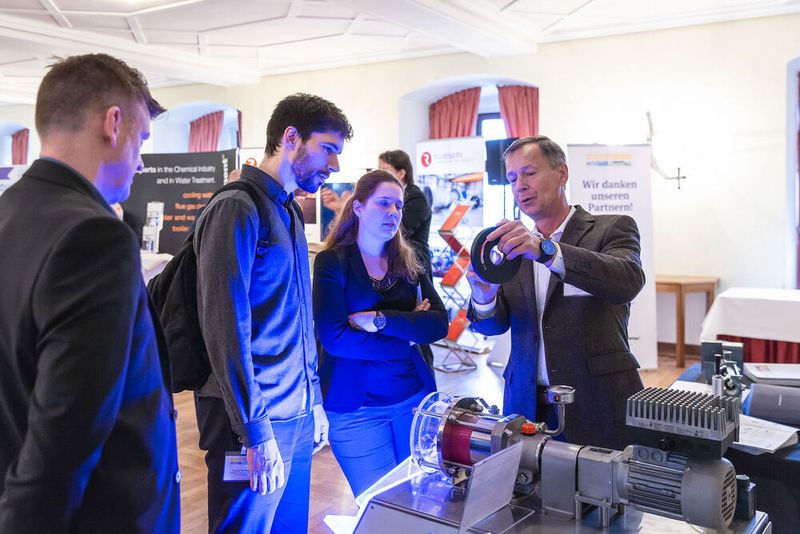 Impressionen der Förderprozessforen 2019: Beim Pumpen- und Schüttgut-Forum diskutieren Experten an zwei Tagen über Probleme bei Förderprozessen. Dabei steht der praxisorientierte Austausch und die gemeinsame Lösungsfindung im Vordergrund des Netzwerktreffens der Pumpen- und Schüttgut-Community. (Stefan Bausewein / PROCESS)