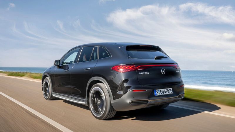 Das Modell ist der kleine Bruder des EQS SUV. (Bild: Mercedes-Benz)