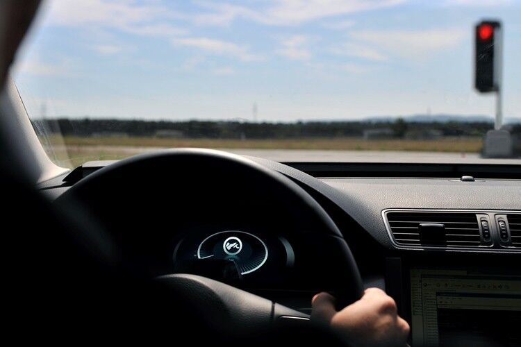 Erprobung von Gefahrensituationen: Nichtbeachten der Rotphase einer Ampel. (Foto: Continental)