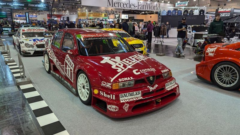 Eine Sonderschau widmet sich der Deutschen Tourenwagenmeisterschaft (DTM), die vor 40 Jahren gegründet wurde. 1993 trug sich Alfa Romeo mit dem 155 in die Siegerliste ein. (Bild: Rosenow – VCG)