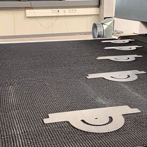 Durch die vor- und nachgeschalteten Transportbänder können mehrere Teile gleichzeitig aufgelegt werden können. Das bedeutet für die Mitarbeiter eine deutliche Arbeitserleichterung. (Bild:  Lissmac)