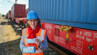 Sigrid Nikutta, DB-Vorstand Güterverkehr, nahm am 4. Mai die erste Maskenlieferung am Rostocker Hafen in Empfang. (Deutsche Bahn)