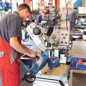 Insgesamt sind nun acht konventionelle Knuth-Maschinen in der Ausbildungswerkstatt in Betrieb. Ende 2022 kommt noch ein Knuth-Bearbeitungszentrum dazu.(Bild:  Knuth)