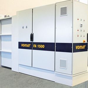 Die kompakte Feinstfilteranlage KFA 1500 von Vomat hält Kühlschmiermittel für die Zerspanung von Stahl und HSS auch im Falle einer Großserienfertigung lange einsatzfähig. Bei der gezeigten Anlage ist auch ein Kratzförderer dabei, der aus einem Schutzeinlauf- und einem Sauberöltank sowie einer Entsorgungseinheit besteht, beschreibt der Hersteller.