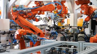 Die Knickarmroboter übernehmen die Bauteile und legen sie in einen Werkstückträger.  (Bild: Bosch Rexroth)