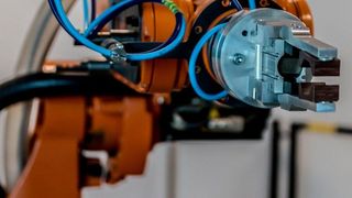 Jedes Gerät kann als Funktionsserver aufgefasst werden, das seine Dienste der es ansteuernden Instanz «über» ihn – der Cloud, der Edge – oder anderen Automatisierungsgeräten zur Verfügung stellt. Ein Roboter wird dadurch beispielsweise zum «Bewegungsserver», der nicht mehr wie heute für sich programmiert wird, sondern seine Bewegungsbefehle zentral aus der Edge bzw. Cloud als Service-Aufrufe erhält. 