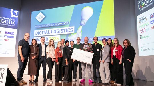 Die drei Gewinner-Teams beim diesjährigen Digital Logistics Award 2025 mit dem erstplatzierten Pyck-Vertreter mitsamt Scheck auf der Bühne des Dortmunder Zukunftskongress Logistik.(Bild:  Pyck)