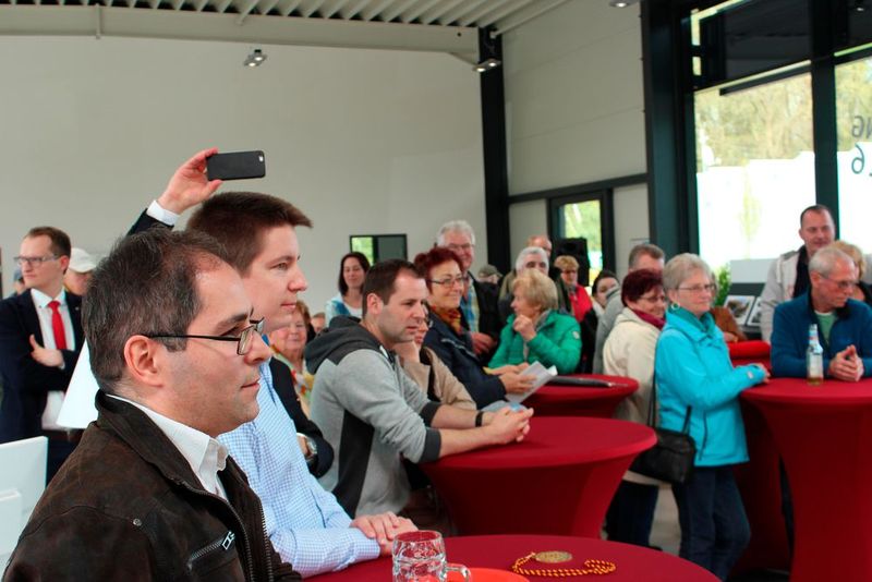 Zur Eröffnung waren zahlreiche Interessierte gekommen. (Foto: Autohaus Brass)