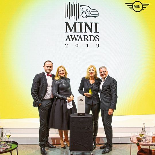 Mini hat die besten Händler des vergangenen Jahres prämiert. Über alle Kategorien hinweg konnte das Autohaus Fett & Wirtz am meisten überzeugen.(Bild:  Mini)