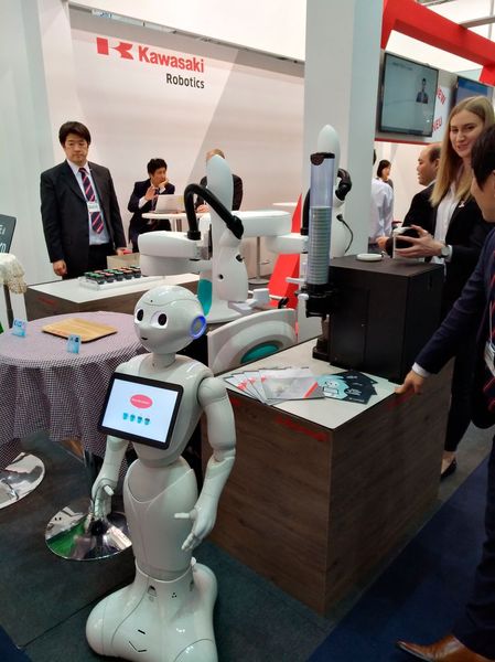 Kawasaki im Japan-Pavillon, Vorne: Pepper ... (Bild: Robert Horn)