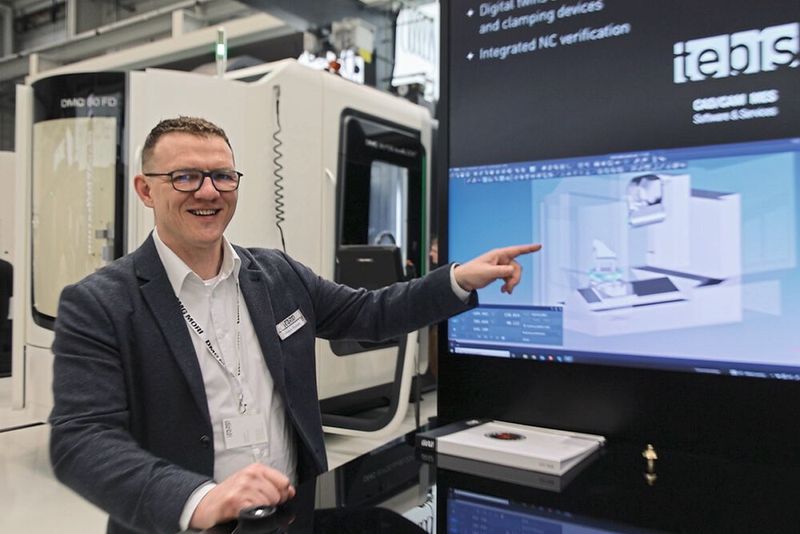 Mitaussteller komplettieren das Portfolio auf die Zukunft ausgerichteter Bearbeitungstechnik. Der Martinsrieder CAD/CAM-Experte Tebis zeigt mit Simulationsmöglichkeiten, wie die Produktion in Staahl und Eisen von den digitalen Möglichkeiten der Software profitieren kann. (Bild: Maschinenmarkt)
