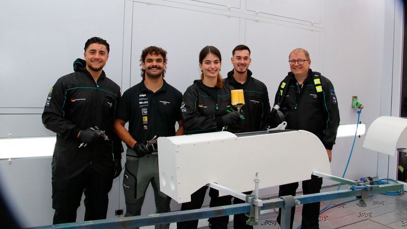 Die deutsche Nationalmannschaft der Lackierer zeigte ihr Können mit der Pistole. Von links: Sergen Destek, Jason Scherer, Kora Riss, World-Skill-Kandidat Noah Seiler und Trainer Marius Dechnig. (Bild: Jürgen Klasing)